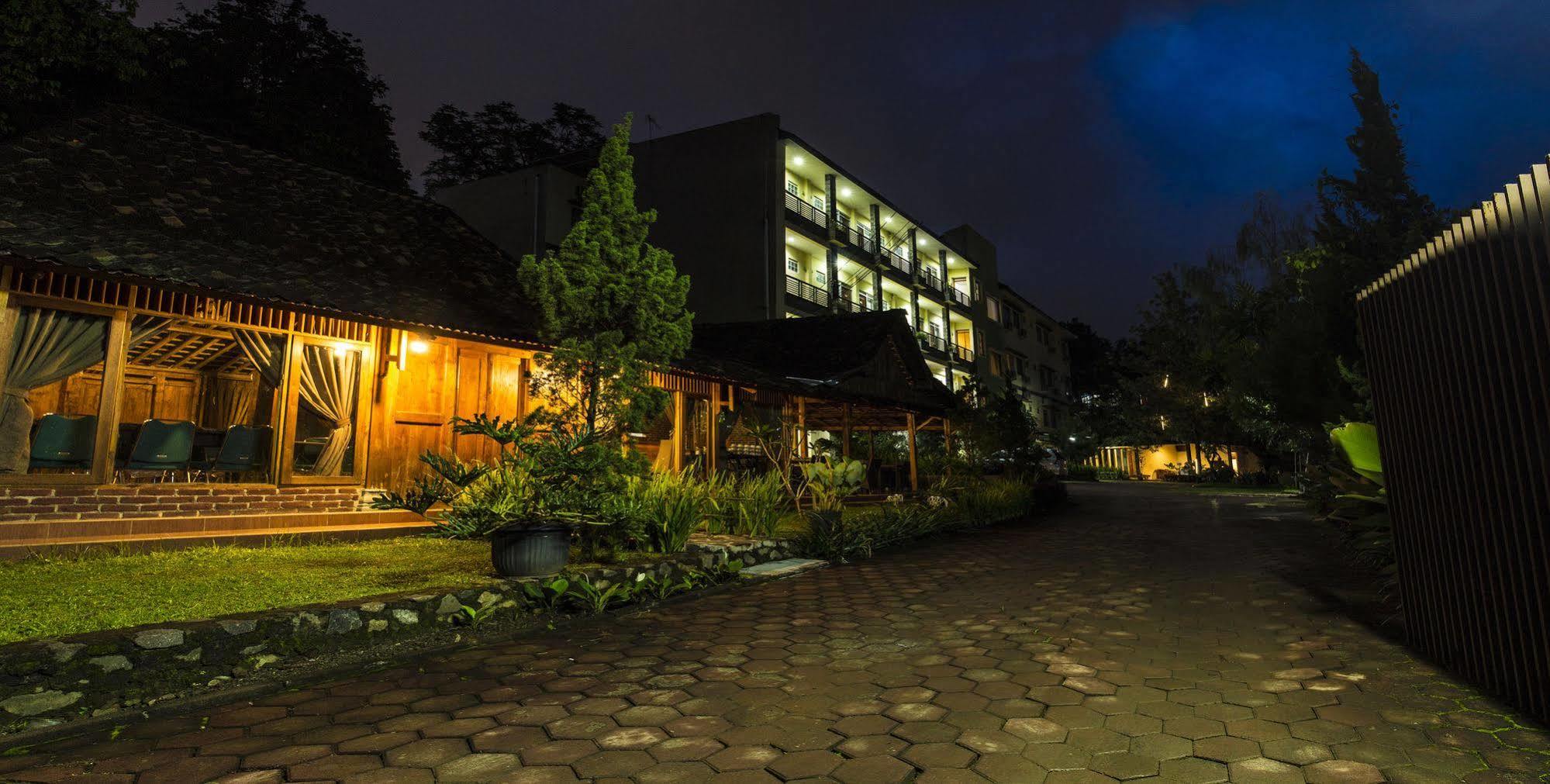 Hotel Lotus Bandung Exterior photo